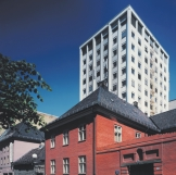 16 17 Foto: Svein-Erik Tøraasen Foto: Svein-Erik Tøraasen Rådhusgaten 7b Rådhusgaten 7b er et kontorbygg på 13 etasjer og tilsammen 6.900 m 2, samt en sidebygning på 4 etasjer og 1.100 m 2.