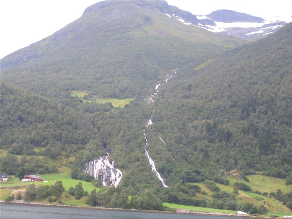 konsesjon til utbygging av flere fosser og stryk i området. Ryseåna og Sætrefossen er meget viktige landskapselement inne i Hjørundfjorden.