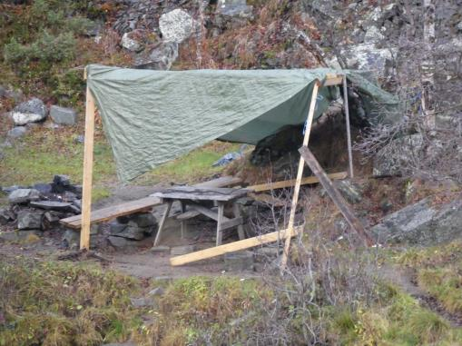 Gjennom hele sommeren og hver sommer blir det satt opp skjemmende og provisoriske gapahuker av plastpresenninger og bygningsmaterialer ved Fossekulpens østliges side.