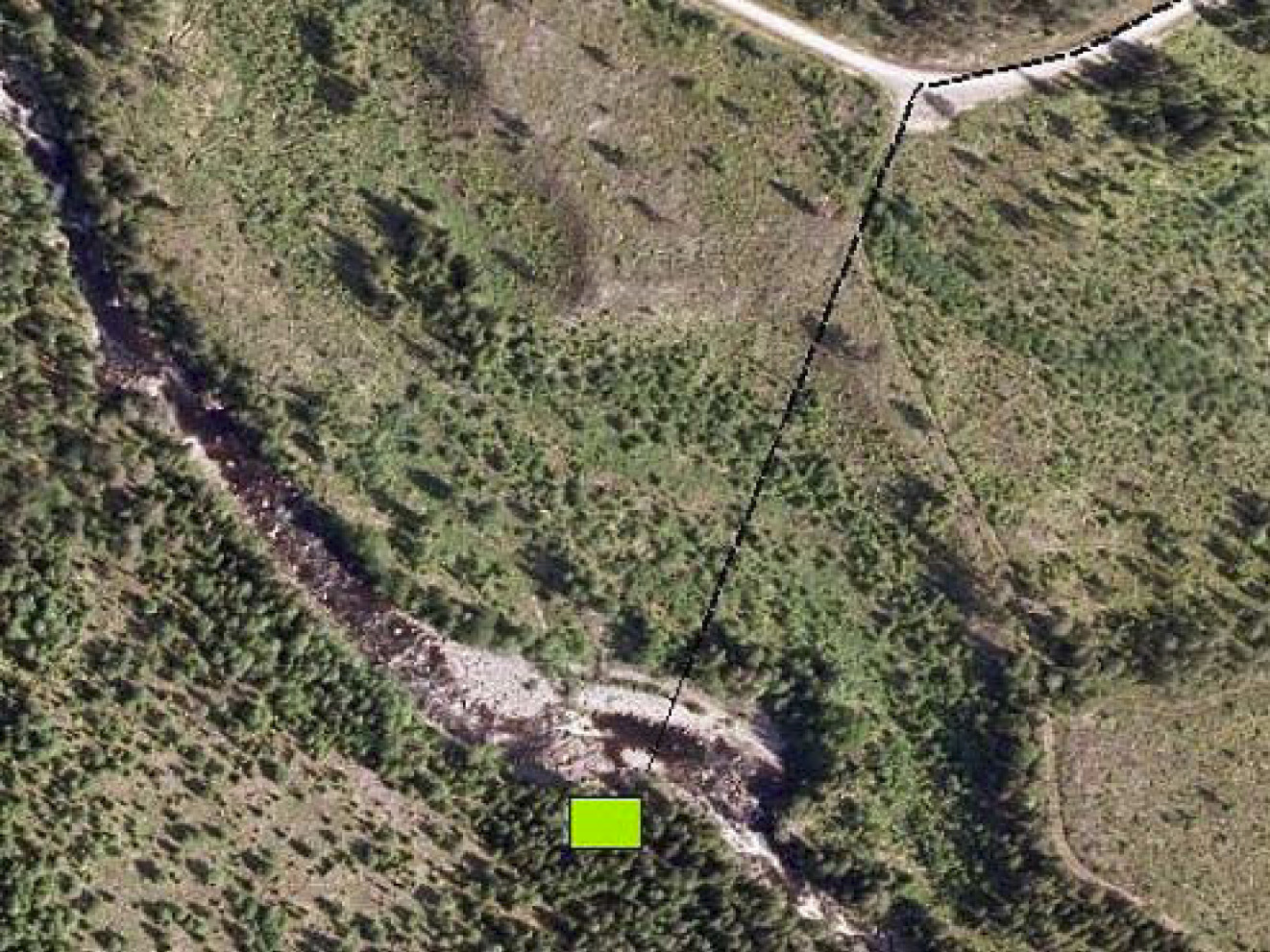 Figur 11. Flyfoto fra området mellom kraftstasjon og skogsbilveien med planlagt kraftlinje inntegnet. Det er bare over elva at den planlegges som luftspenn.