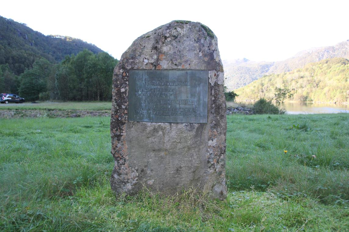 Figur 9-6 Bautasteinen som står mellom utløpet og kraftstasjonen på Hardeland forteller om forhistoriske funn på stedet: "Under byggingen av Hardeland kraftverk ble 1.