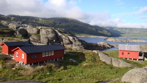 Figur 12-9. Løkjelsvatnhytta med Løkjelsvatnet i bakgrunnen. Foto fra Haugesund turistforenings nettsider. Det finnes 5 DNT-hytter i Etnefjella.