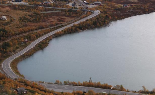 I løpet av strt sett hele smmersesngen er Raggebekken vanskelig å krysse grunnet vannføringen. En sauebru i mrådet er derfr strt sett eneste frnuftige krysningspunkt.