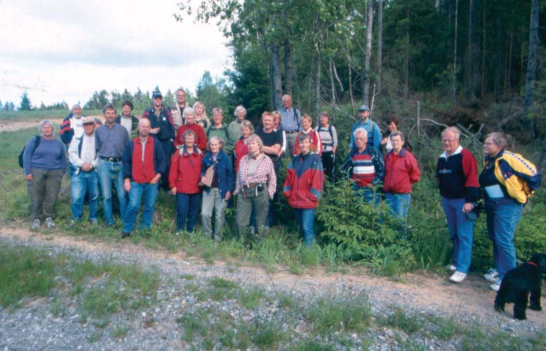 ØBF - turreferater 2004 NATUR I ØSTFOLD 25(1-2) 2006 Deltagerne på ØBFs tur til Modalen i Marker 16. juni 2004. Turer til Marker har ofte stort deltagerantall. (Foto: J.I.Båtvik) Florakartlegging i Halden 30.