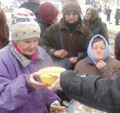3 4 En porsjon varm suppe fra Open Heart til mennesker som lider. Dette er Ukraina akkurat nå.