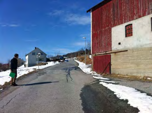 Fotoet til høyre er tatt opp Solbjørbakken som er en kommunal vei. Veien har avkjørsel fra fylkesvei 62 og gir atkomst til de fleste boligtomtene.