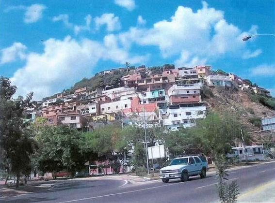 Houses on hill La Guaira, Venezuela han ingenting imot. Han likte seg ikke heller. Men vi har lært at en skal være forsiktig.