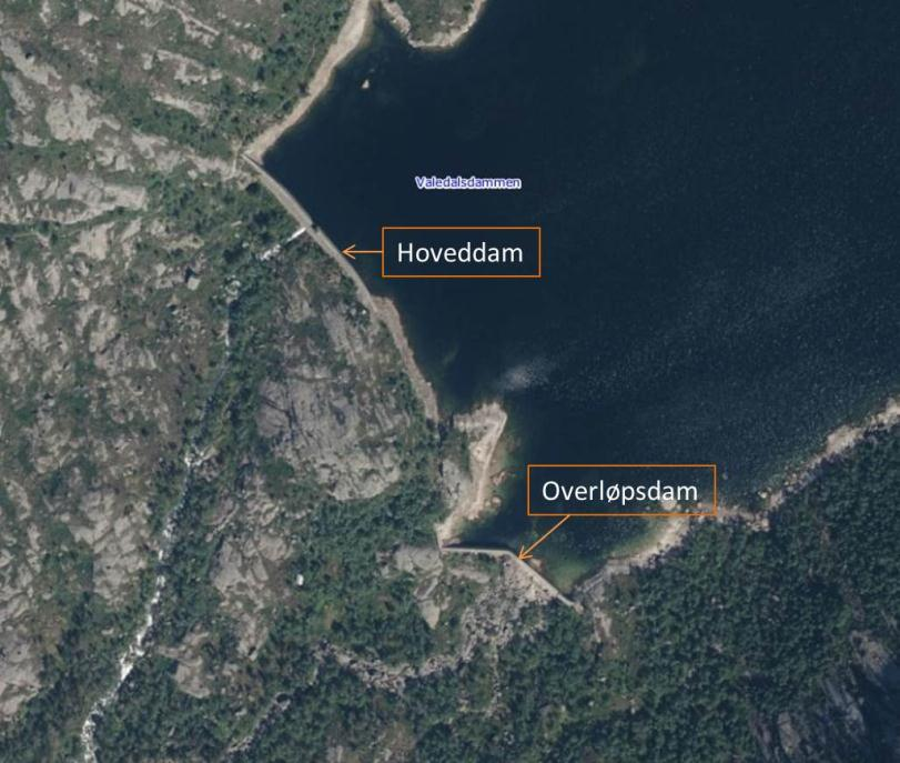 Figur 2. Ortofoto av eksisterende dam ved Valedalsvatn. 1.2 OM ANLEGGSEIER Ansvarlig for anlegget er Valen kraftverk AS. Vassdragsteknisk ansvarlig er Kjell Enes.
