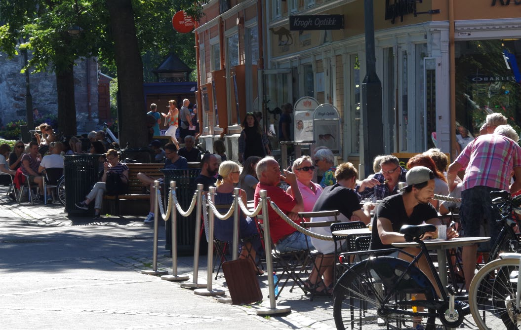 REISENDE TIL MIDTBYEN PÅ EN HELT VANLIG DAG... HVERDAGSBYEN BOSATTE I MIDTBYEN Antall bosatte i Midtbyen per 15. januar 217 er i følge folkeregisteret 4 587. 15. januar 216 var tallet 4 451, det vil si en tilvekst i 216 på 136.