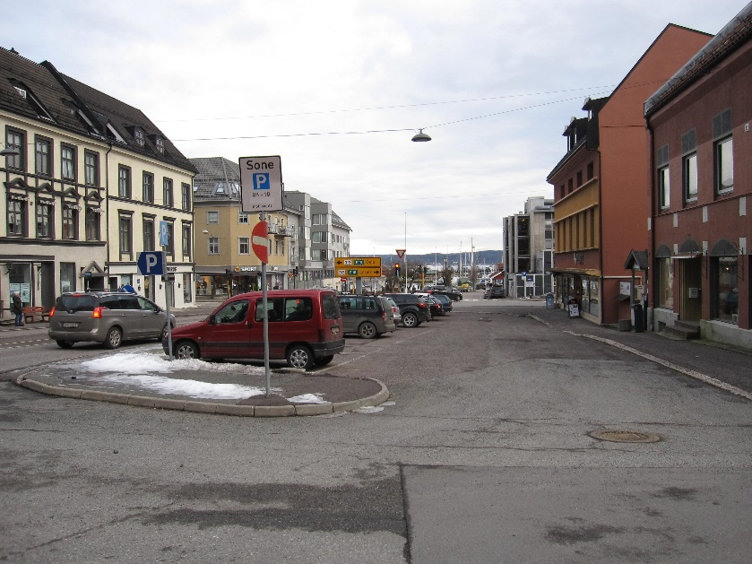 Kommunal p-plass Busstopp v/fortau mot nord. Kun 512-skilt.