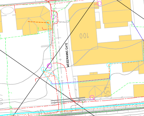 Kabelføringer ser ut til å ligge på nordsiden av Weidemanns gate, men det kommer også kabel sydfra via Jernbanegaten Asfaltdekket er hullete og