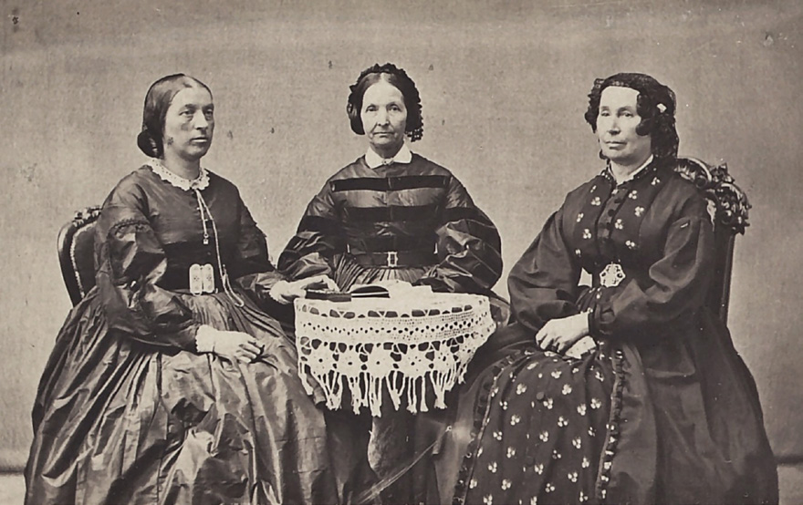 Elizabeth Howard, Eliza Roxcy Snow og Hannah Tapfield Kong blir fotografert cirka 1867. Omtrent på denne tiden påtok Eliza R.