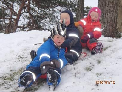 Vi har mye regn og vått vær, derfor må barna ha regntøy som holder tett. Barn er dessuten veldig forskjellige - noen fryser lett, mens andre er mer varmblodige.