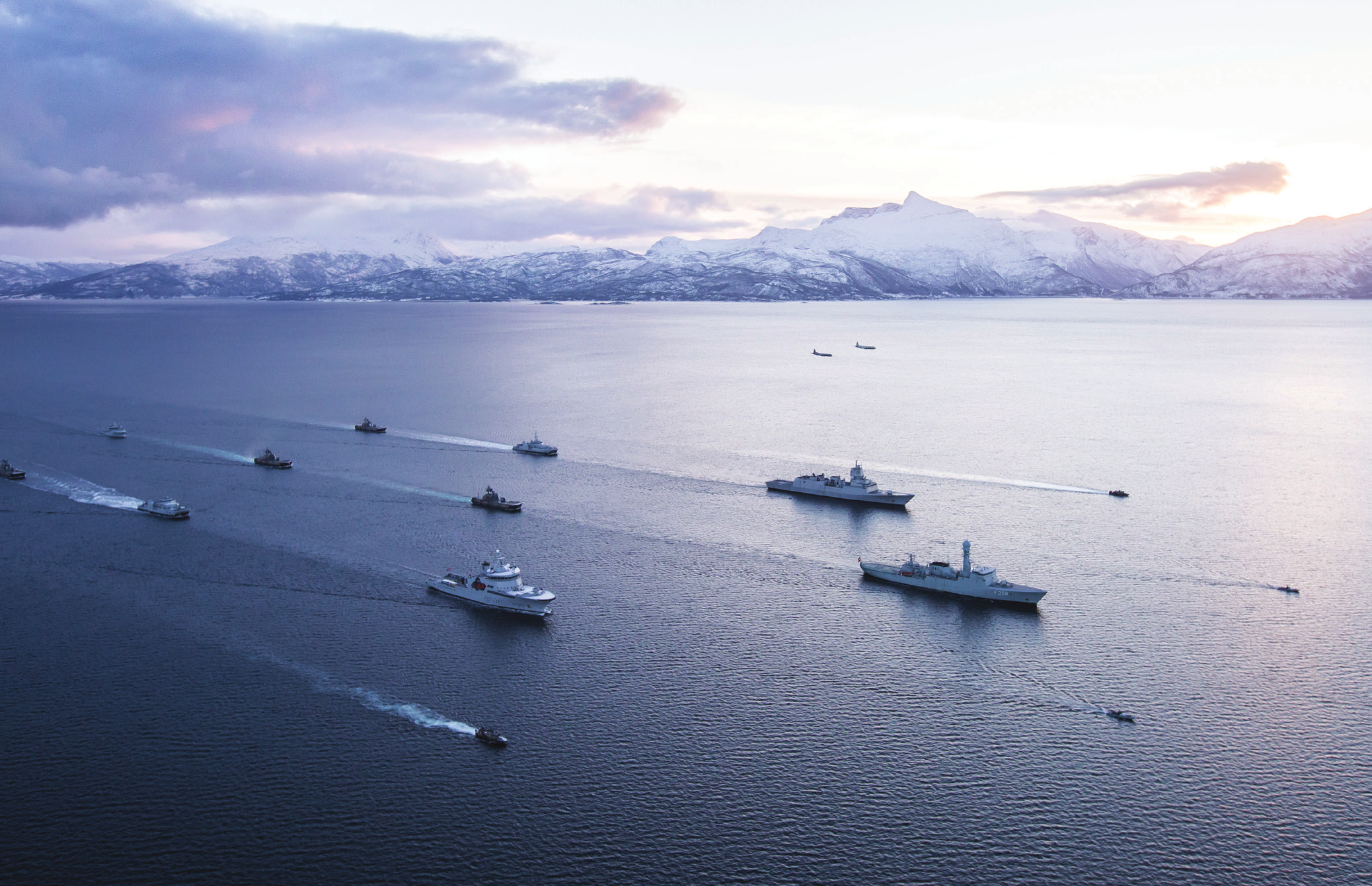 4 MILITÆRE ANLEGGSTYPER OG ANBEFALTE PLANFAGLIGE VIRKEMIDLER Marinens styrke seiler i formasjon ut Ofotfjorden under øvelse Flotex 2015.