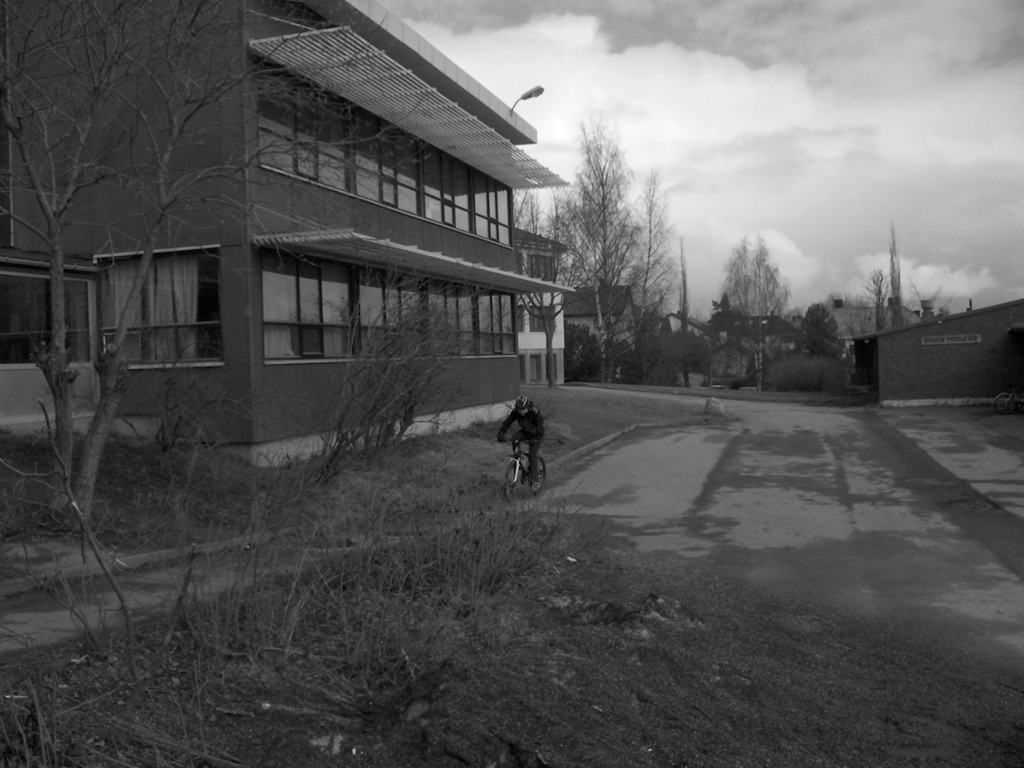 Har opplæringsmål innenfor mange skolefag, men ligger langt under nivået for jevnaldrende Kommunikasjon Store vansker. Han snakker svært lite.