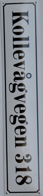 Navneskilt i 6mm akryl med avstandsstykker. Leveres i 100mm og150mm utførelse som standard. Bakplate er blå eller sort.