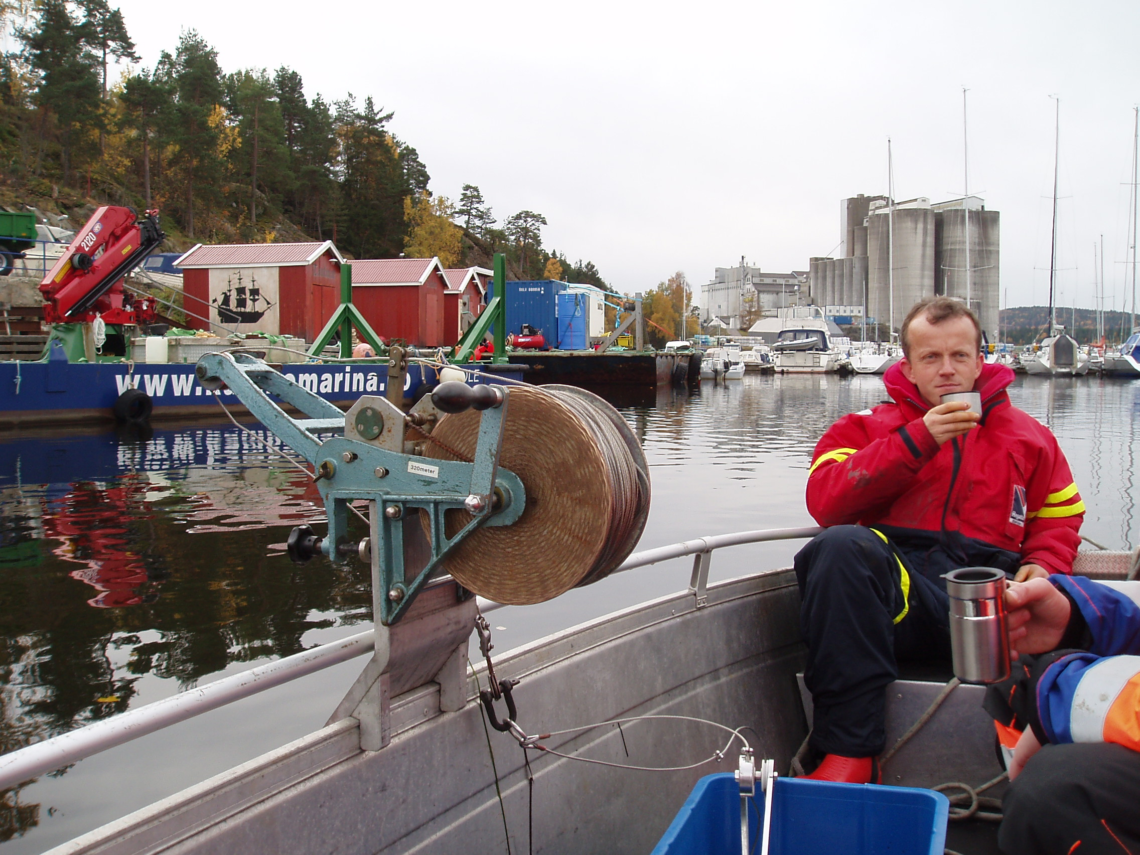 2.1 Feltarbeid og prøveinnsamling 2. Materiale og metoder Feltarbeidet ble gjennomført 15. oktober (alle stasjoner unntatt nr. 16) og 12. november 2008 (stasjon 16). Under feltarbeidet 15.