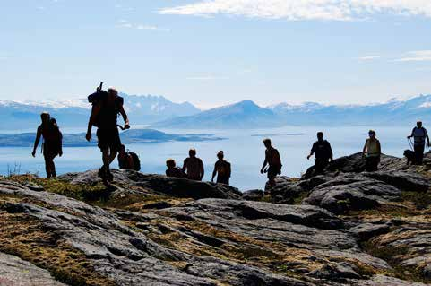 PER ARNE SKJELVIK FJELLTURER Bodø er e fjellrik kommue med fatastiske aturopplevelser Ca 120 topper rager over 700 m, og este 30 er høyere e 1000 m Vi har alt fra ekle vadretopper til mer krevede