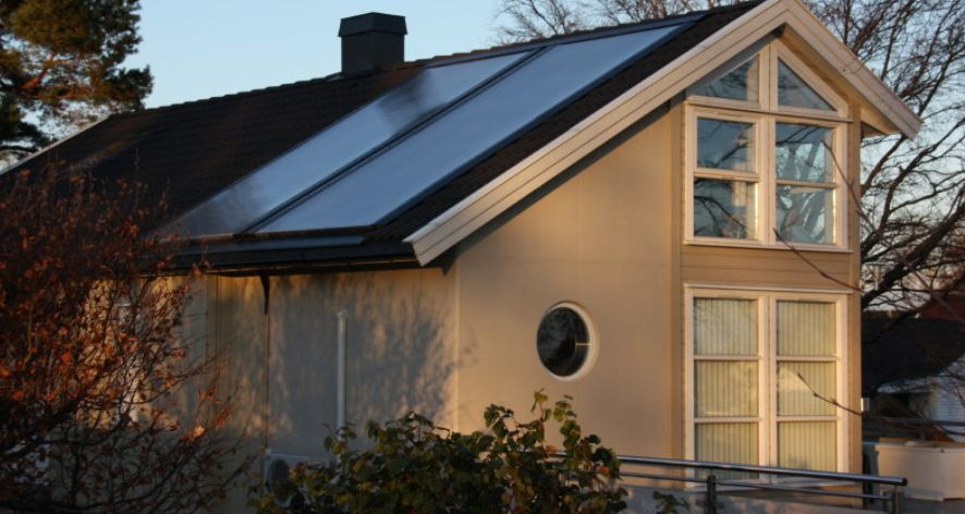 6 Integrasjonsmulighet i tak/vegg Figur 3. Solfangere integrert i tak. Kilde: www.asvsolar.