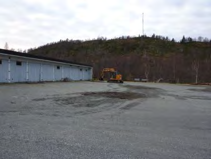 3100 m 2 (inkludert vegetasjonsbeltet mellom de to plassene), mens den asfalterte plassen har et areal på ca. 1500 m 2. Den sørlige delen av grusplassen ligger på ca.