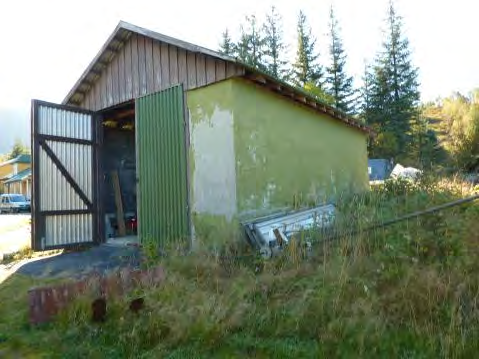 Torvprøven der det er påvist PCB (PG5-torv) er lokalisert sør på den asfalterte plassen, mens torvprøven der det er påvist PAH (PG6-torv) er plassert nord på grusplassen.