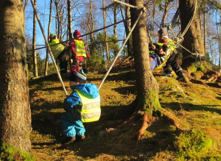 2. SATSINGSOMRÅDER NATUR OG FRILUFTSLIV Vi vil at alle skal oppleva glede ved å vera ute og å ferdast i naturen. Naturen er ein unik læringsarena og ein god arena for utvikling av sosial kompetanse.