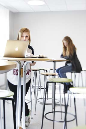 Det beste inntrykket av skolebygget får du ved å komme på besøk og vandre fra garderobeanlegget og elevkantinen i underetasjen til