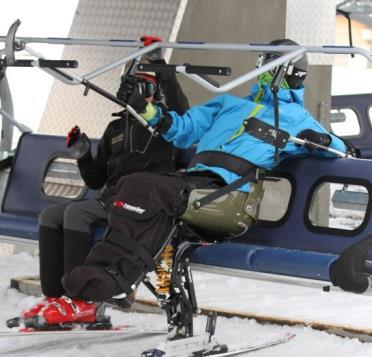 en av de to setene. - Stolheis med 3 seter, i midten. - Stolheis med 4 eller flere seter, en av plassene i midten. Dette er for å unngå at sitskien kommer i konflikt med fothvilerene på stolheisen.