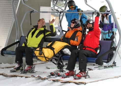 - Hold sitskien mot stolheisryggen til sikkerhetsbøylen er nede. Lukk sikkerhetsbøylen så tidlig som mulig. - Før ankomst, sjekk at sikkerhetsbøylen ikke kommer i konflikt når den heves.