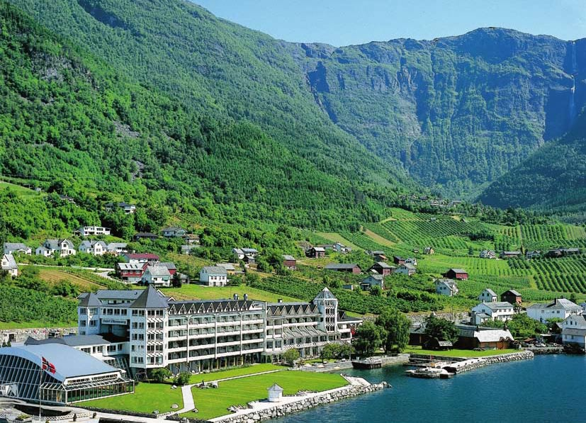Ferden går videre gjennom fruktbare Hardangerfjorden og idylliske bygder for å ankomme Hotel Ullensvang. Forlat så Lofthus dagen etter og sett deg på fjordcruise på Hardangerfjorden.