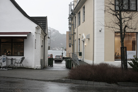 Sjøgata, som er et fokusområde i områdeplanen, krysser torget, og Gate 1, som er den viktigste sentrumsgaten i Måløy, ligger like ovenfor.
