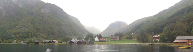 Turen opp til setra byr på et spennende landskapsforløp fra fjord til fjell.