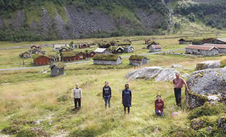 I 1960 ble det bygget et fjellesfjøs for de daværende 14 gårdsbrukene som hadde eierskap i Herdalssetra. Fjøset kunne romme 160 geit og 50 kyr (Dale, Å., & Sande, J., 2016 (b)).