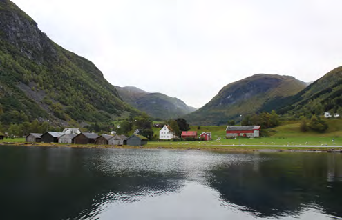 Nedre del av Norddal går fra fjorden og følger dalbunnen opp til det markante ravineplatået ved Dale som tydelig kan sees fra fjorden.