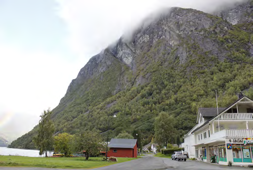 I den sørlige delen renner Storfossen, som munner ut i Storelva. Fossen gir landskapet et villere preg.