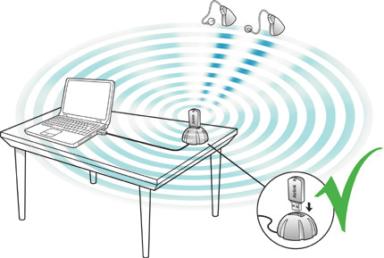Plasser Airlink på bordet i direkte synslinje til høreapparatet, som må befinne seg innenfor