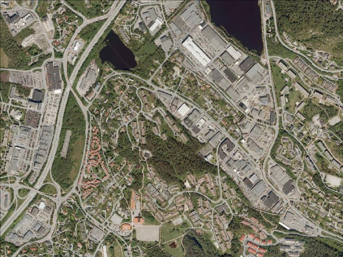 2. PROBLEMSTILLINGER OG METODE Bergen kommune ønsker en trafikkanalyse som beskriver trafikksituasjonen i området og konsekvensene av utbyggingen med alternative forutsetninger for utbyggingsarealet