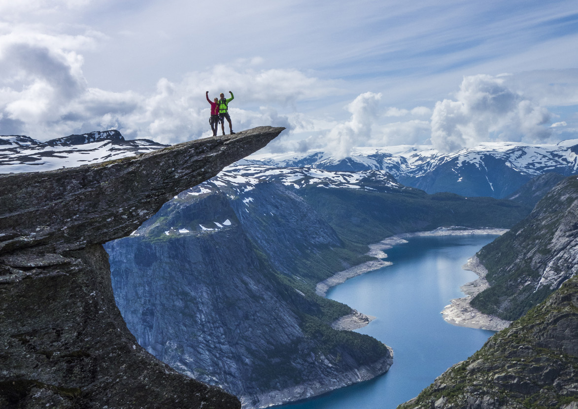 HARDANGER FERIETIPS 2017 Folk frå heile verda reiser til Hardanger ta turen du og! www.hardangerfjord.com Fotturen til Trolltunga tek 10-12 timar og du må vere i god form.