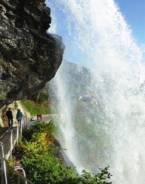 Fantastiske fossar Waterfalls that will leave you speechless! Vøringsfossen, Eidfjord D 12 Noregs mest kjende foss.