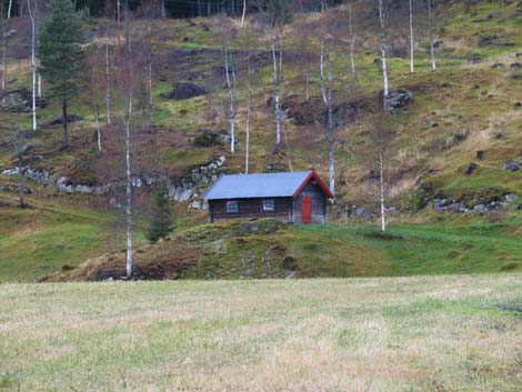 Driftsbygningen med steinfjøs og to stabbur på Øye ved Øysanden er satt i stand med midler fra STILKordningen.