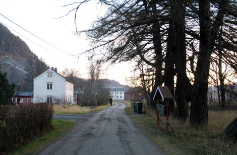 GAMLE HUS DA OG NÅ Ved Søberg sør for Melhus er et parti av den gamle hovedvegen gjennom bygda avlastet ved omlegging av