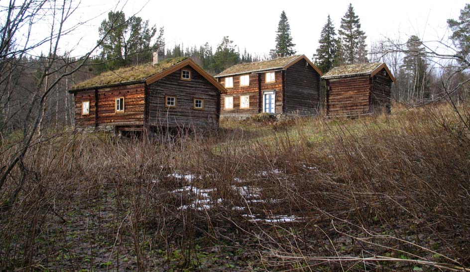 Også på dette småbruket er de eldste, registrerte husene, stuggulånet, låven og fjøset, organisert rundt et lite firkanttun, men det er ikke vanlig at våningshuset ligger på tvers av landskapet.