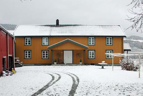 av en smal midtgang. Det var utvidet på 1930-tallet med små utbygg på begge langsider bislag og spisskammer.