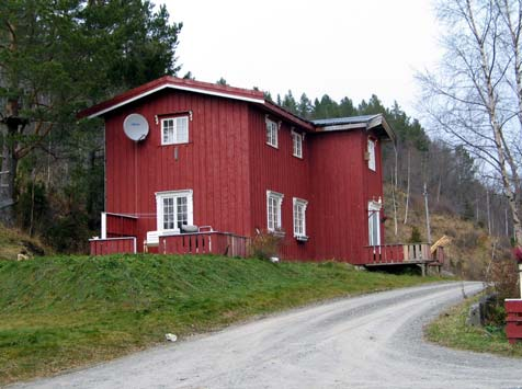 Det er senere pusset opp og tilbygd i lengden, i tillegg til nytt toetasjes bislag mot tunet.