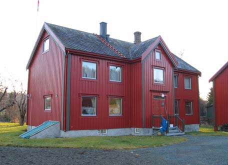 omkring. Huset er uendret siden registreringen i 1983 med unntak for verandaene mot hagen.