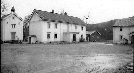 ble den gamle kårstua (til høyre i bildet øverst) revet da nytt kårhus ble bygd (til venstre i det