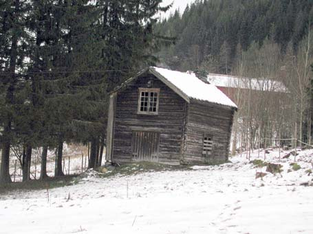 På Midtflå er det reist ny driftsbygning bak den gamle i tunet.