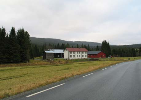 De nye bygningene er løsrevet fra den gamle fløyen som står igjen, de har bygningskropp typisk for moderne uthus, men holder seg innenfor firkanttunet. 1653-002-012, 013.