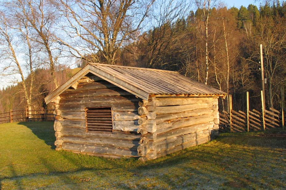 Eksempler på små hus bygd for spesialfunksjoner det ikke lenger er bruk for er tatt vare på her, som masstu, smie, skomakerverksted,