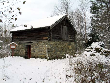 Den lange bygningen gir et godt bilde på et stort trønderlån, men planløsningen skiller seg likevel fra den tradisjonelt vanlige, da flere bolker er delt i to rom på bredden.